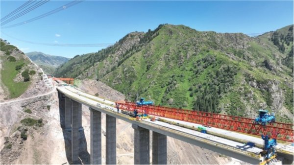 股E融 G577精伊公路精斯格布拉克特大桥钢箱梁合龙